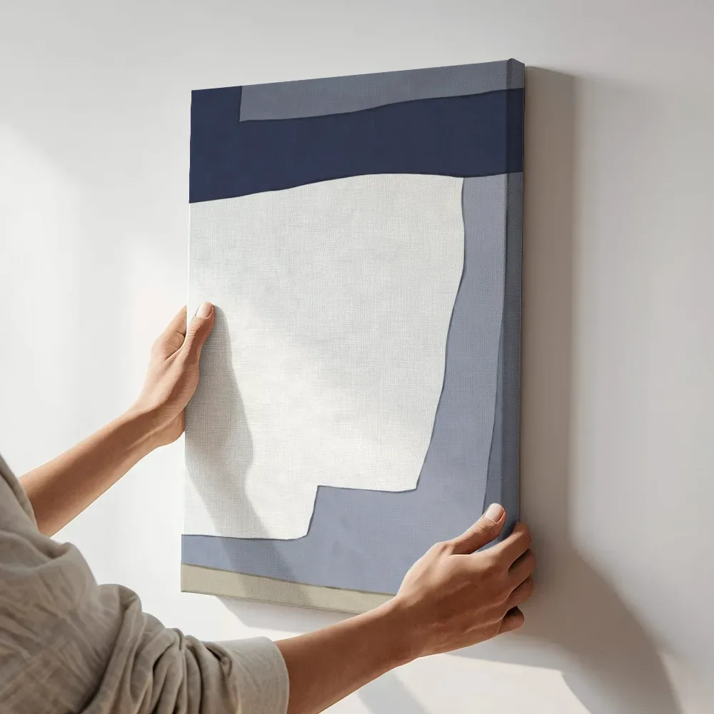 Sfeerimpressie: Marineblauw en zand compositie terwijl het aan de muur wordt gehangen
