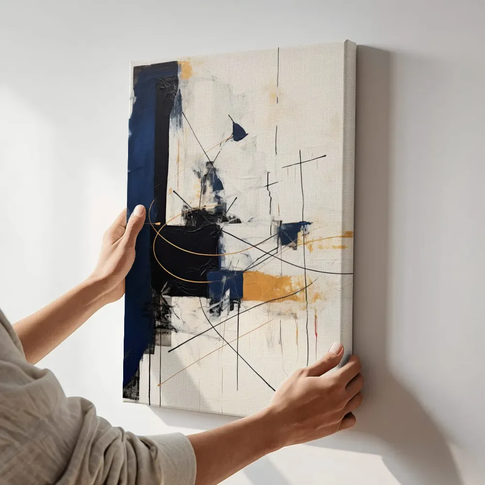 Sfeerimpressie: Marineblauwe inktcompositie terwijl het aan de muur wordt gehangen