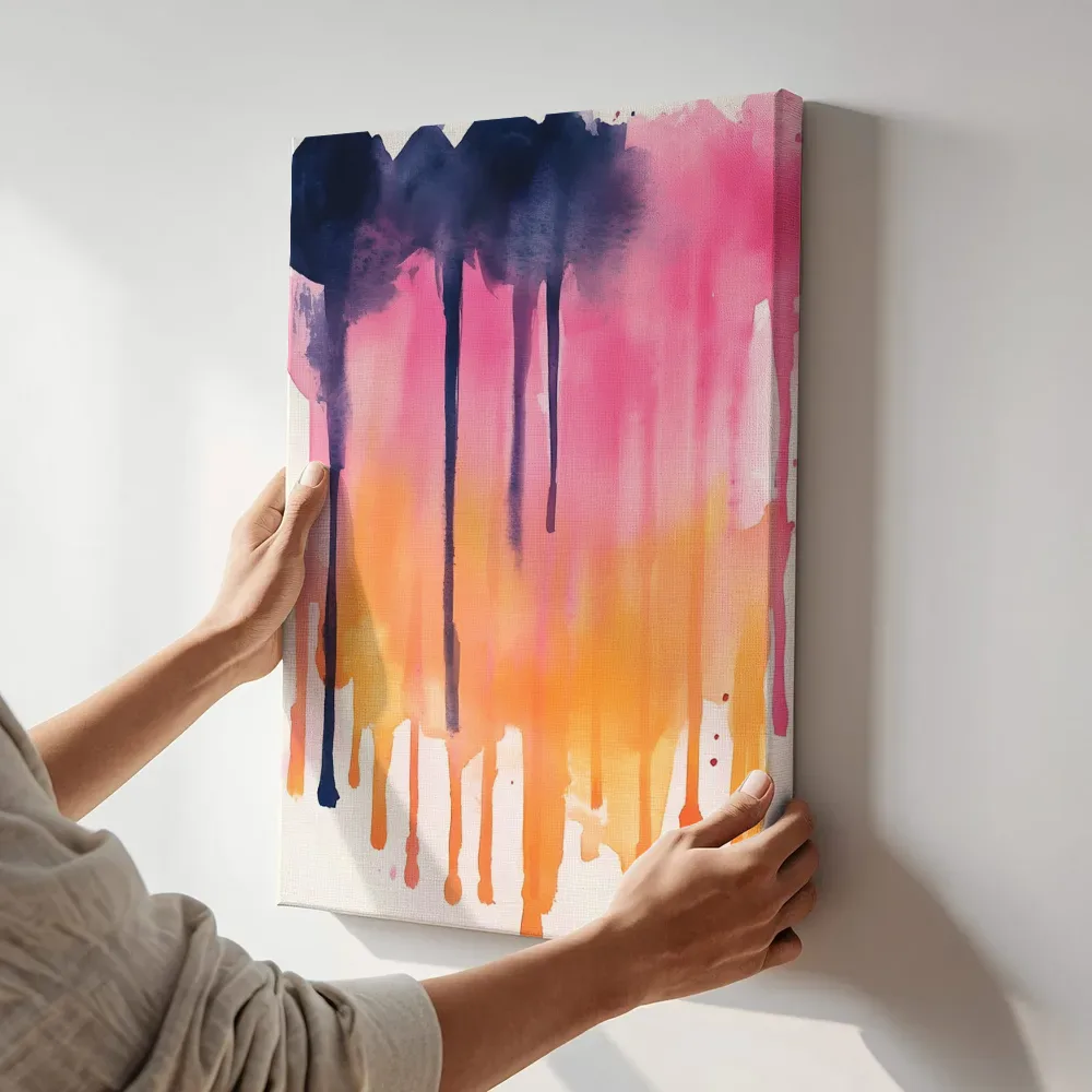 Sfeerimpressie: Marineblauw roze oranje verfdruppels terwijl het aan de muur wordt gehangen