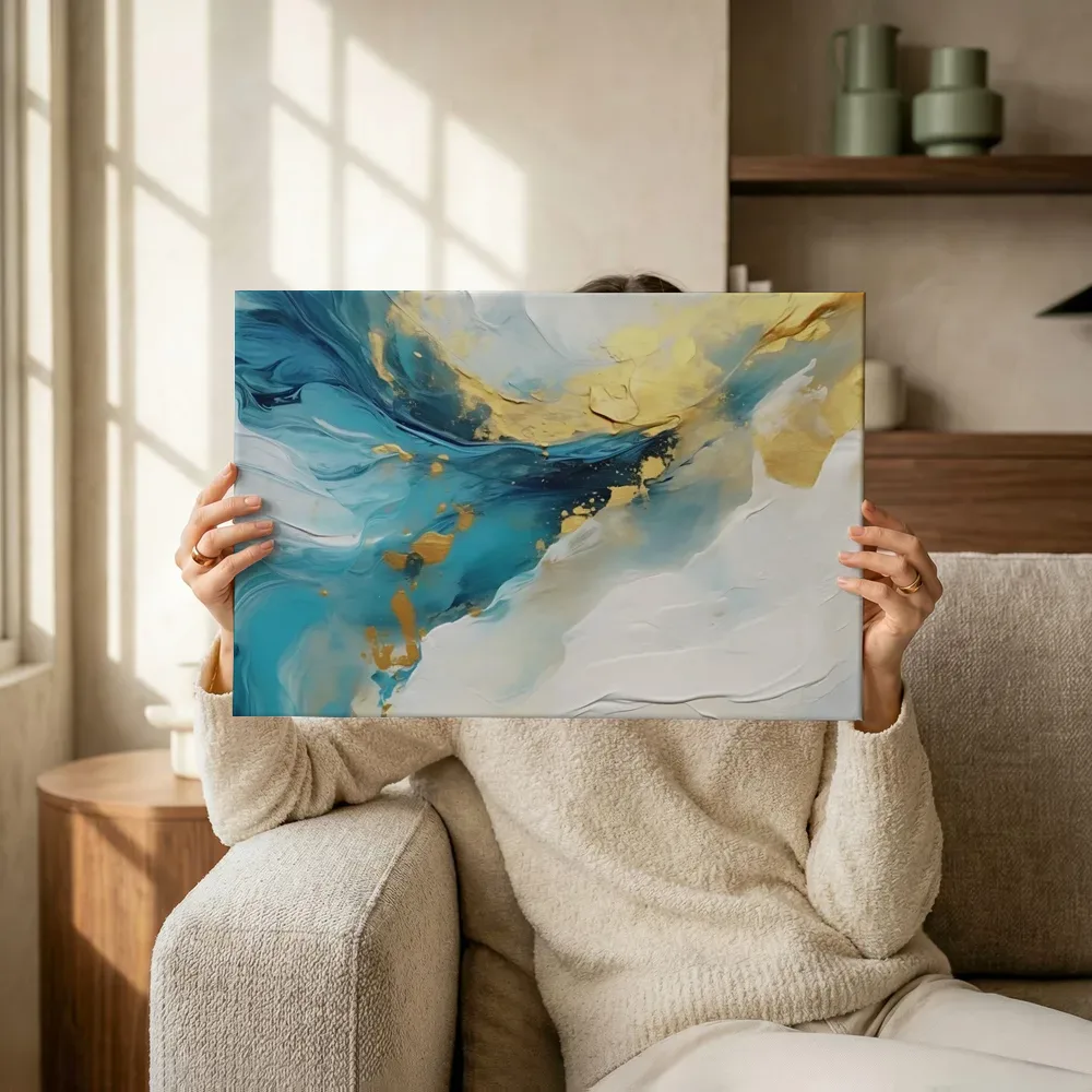 Sfeerimpressie: Marineblauw en turquoise marmer met goud terwijl het omhoog wordt gehouden