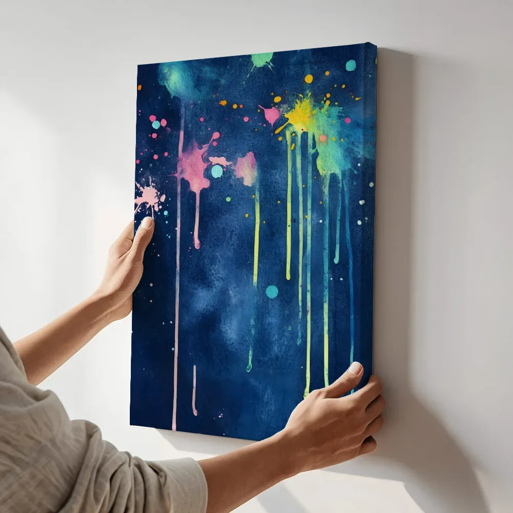 Sfeerimpressie: Marineblauw verfspatten terwijl het aan de muur wordt gehangen