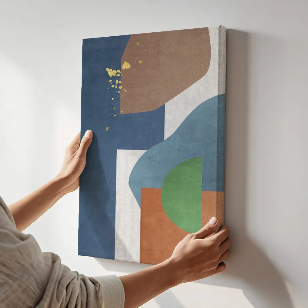 Sfeerimpressie: Marineblauw vlak met gouden spatten terwijl het aan de muur wordt gehangen