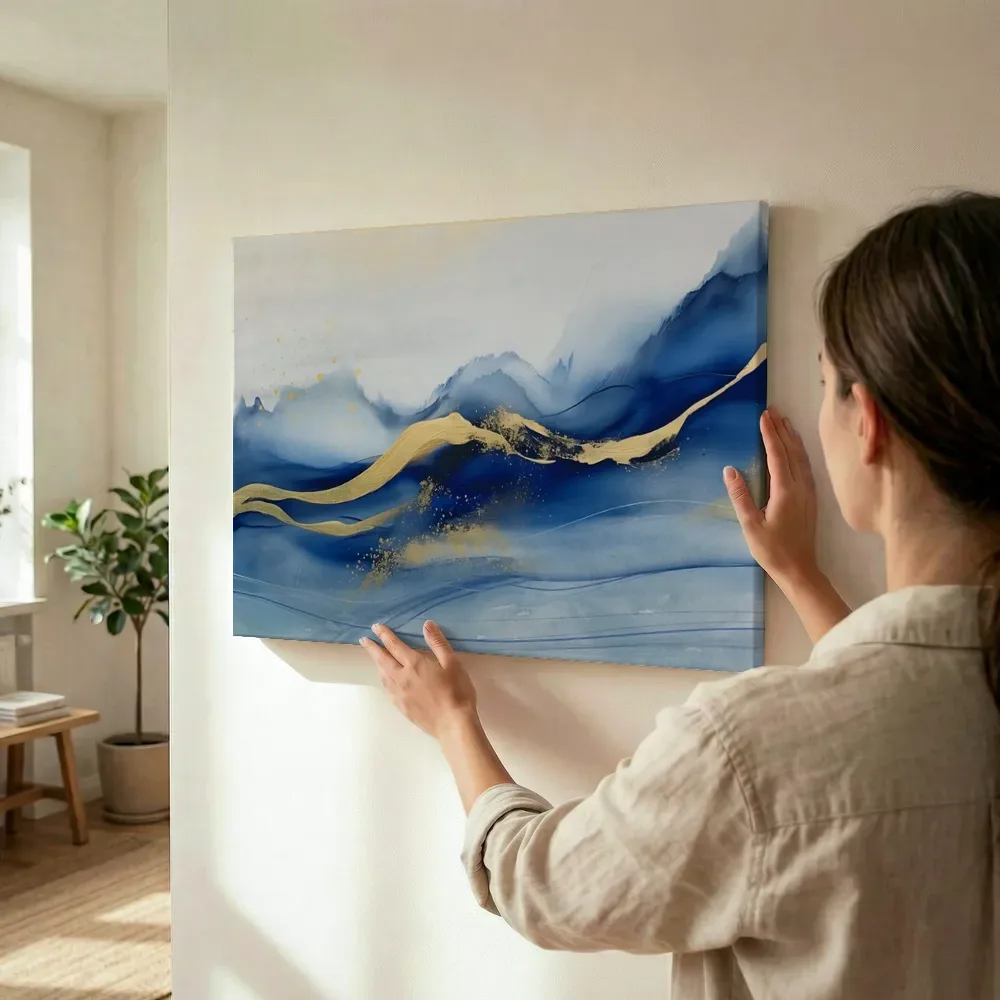 Sfeerimpressie: Marineblauwe bergketen met gouden golflijnen terwijl het wordt opgehangen