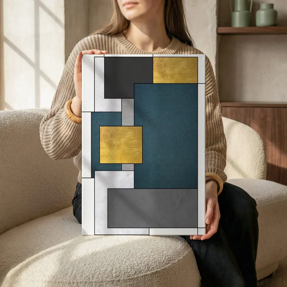 Sfeerimpressie: Marmeren blokkencompositie in goud en marineblauw terwijl het zittend wordt getoond