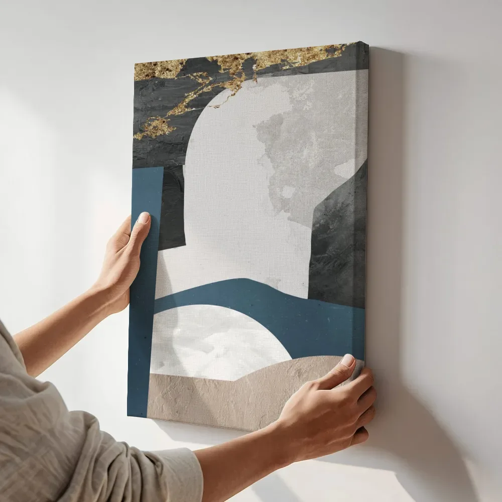 Sfeerimpressie: Marmeren boogvorm in navy en goud terwijl het aan de muur wordt gehangen