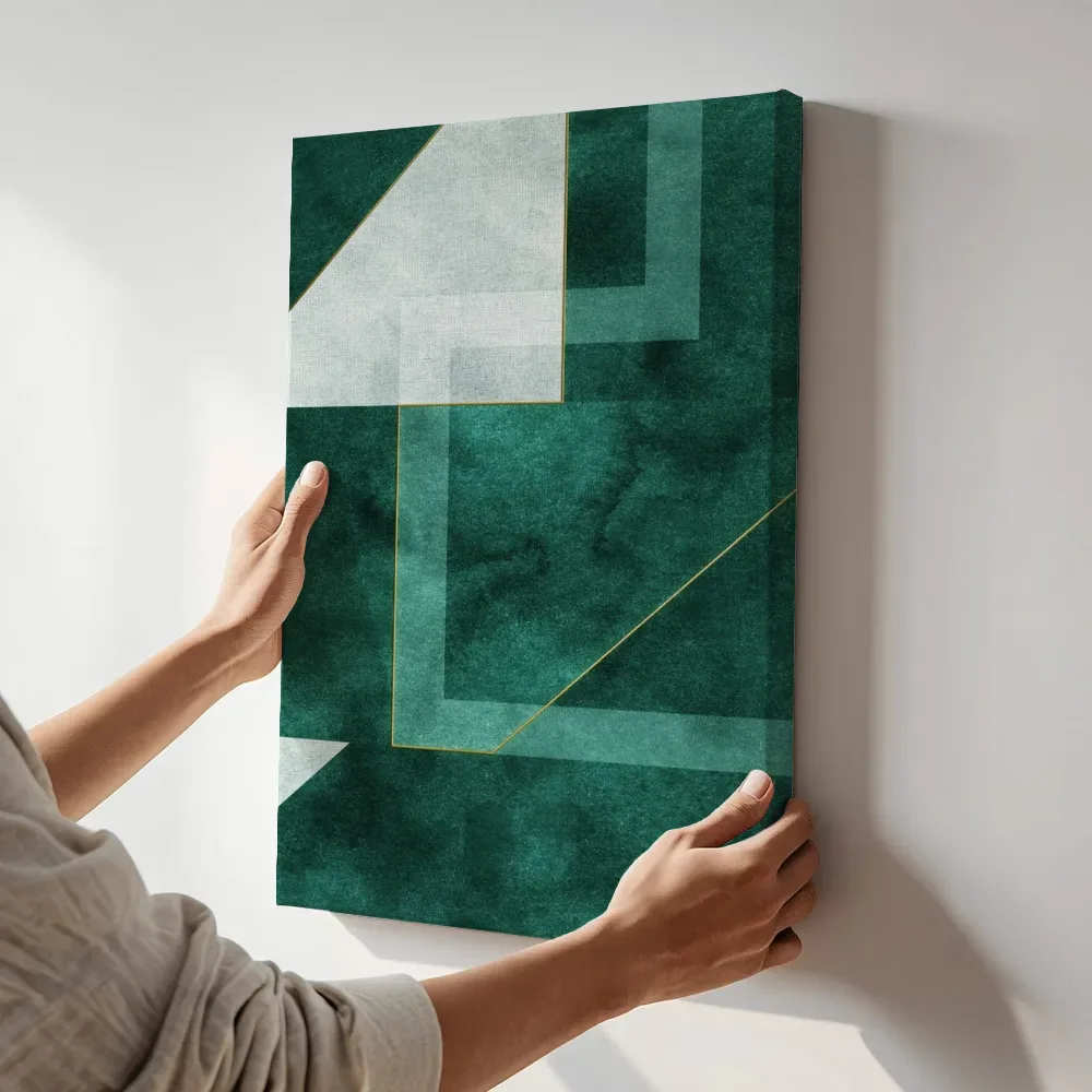 Sfeerimpressie: Marmeren driehoeken in groen en goud terwijl het aan de muur wordt gehangen