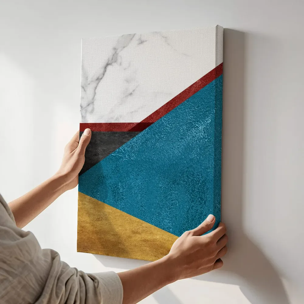 Sfeerimpressie: Marmeren driehoeken in teal en goud terwijl het aan de muur wordt gehangen