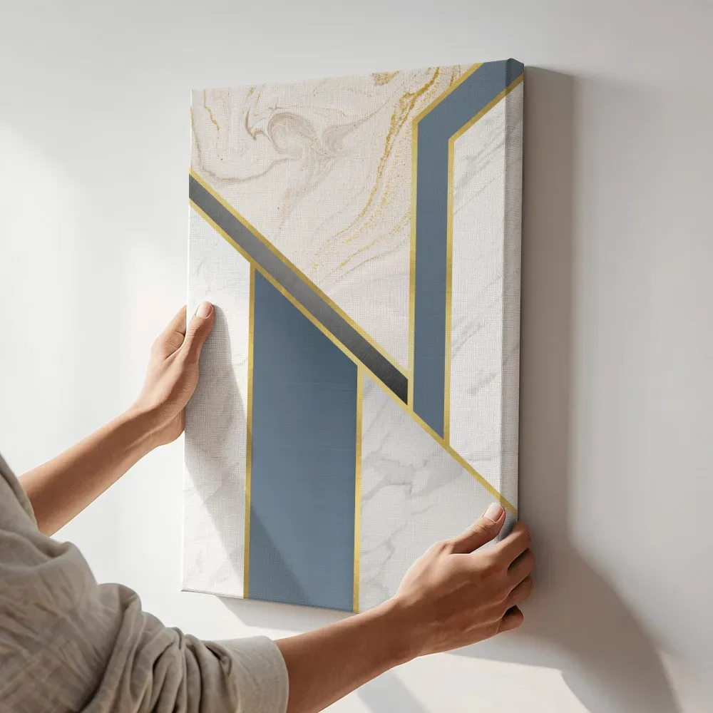 Sfeerimpressie: Marmeren geometrie in blauwgrijs en goud terwijl het aan de muur wordt gehangen