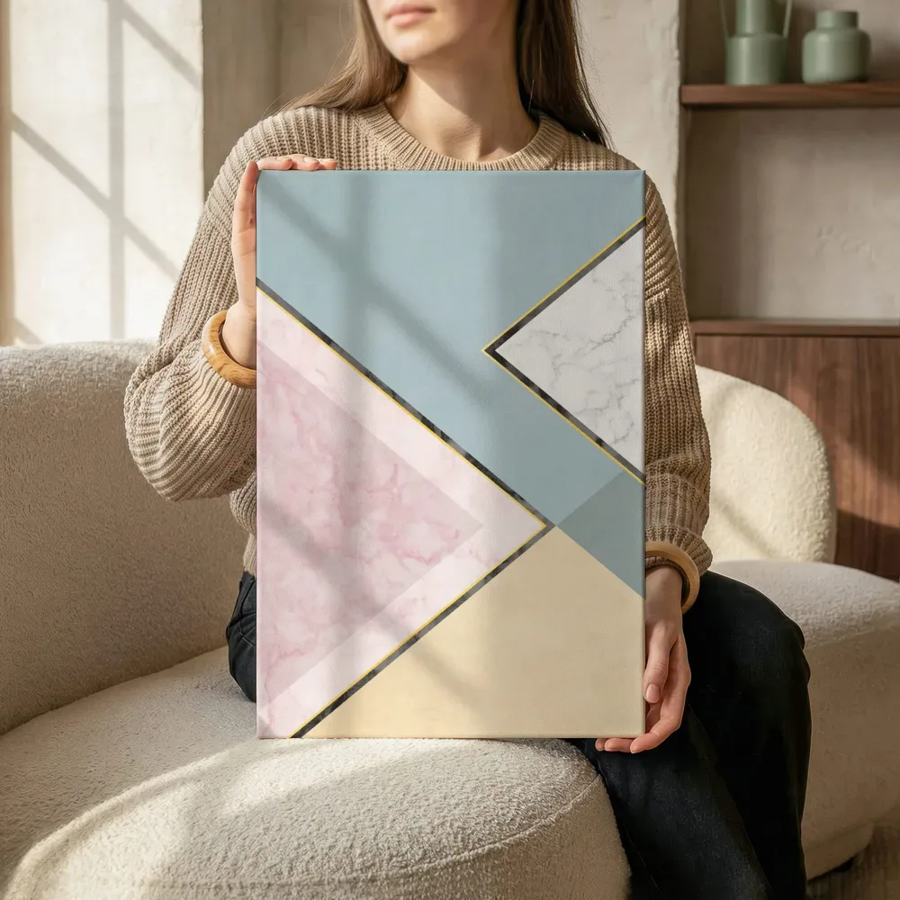 Sfeerimpressie: Marmeren geometrie in roze en stofblauw terwijl het zittend wordt getoond