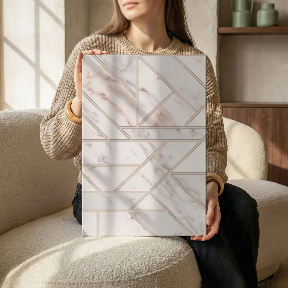 Sfeerimpressie: Marmeren geometrie in zacht roze en grijs terwijl het zittend wordt getoond