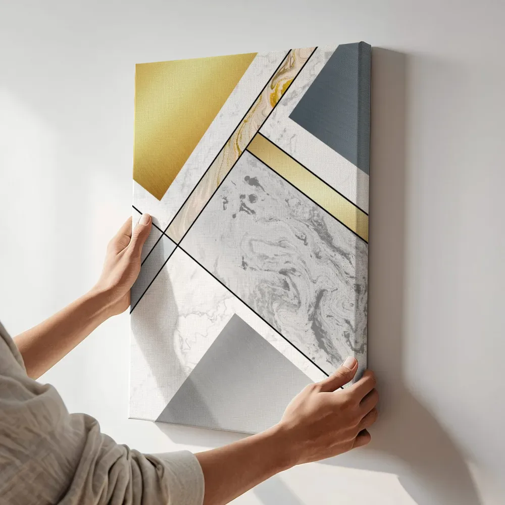 Sfeerimpressie: Marmeren metaalcollage in goud en zilver terwijl het aan de muur wordt gehangen