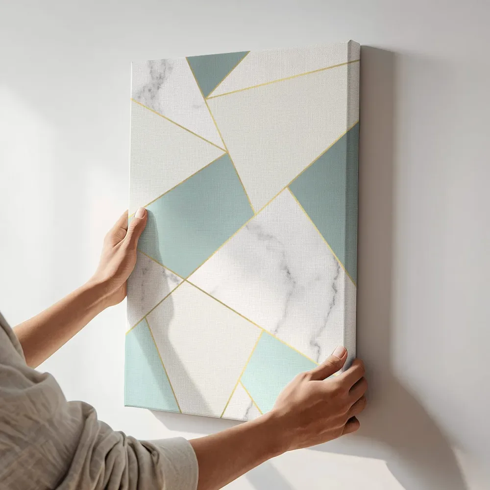 Sfeerimpressie: Marmeren mozaïek in mintgroen en goud terwijl het aan de muur wordt gehangen