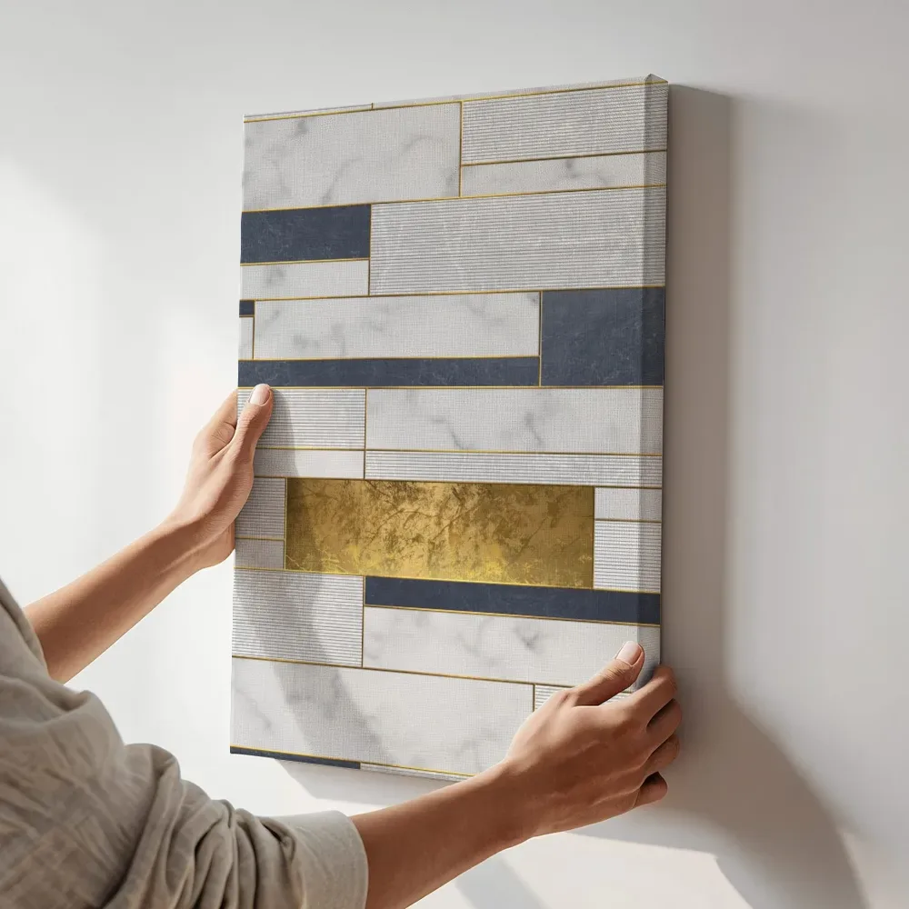 Sfeerimpressie: Marmeren plankenpatroon in marineblauw en goud terwijl het aan de muur wordt gehangen