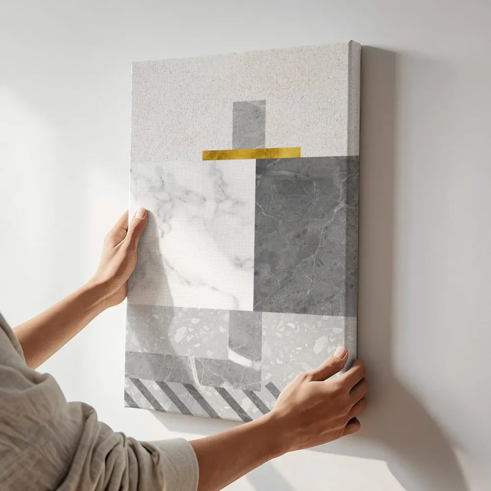 Sfeerimpressie: Marmeren terrazzo vlakken in grijs en goud terwijl het aan de muur wordt gehangen