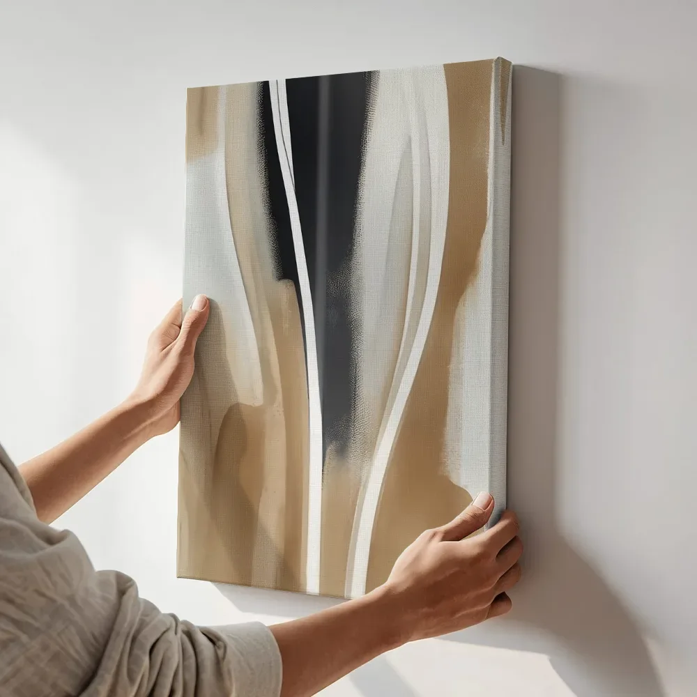 Sfeerimpressie: Marmeren verticale stromen in beige en zwart terwijl het aan de muur wordt gehangen