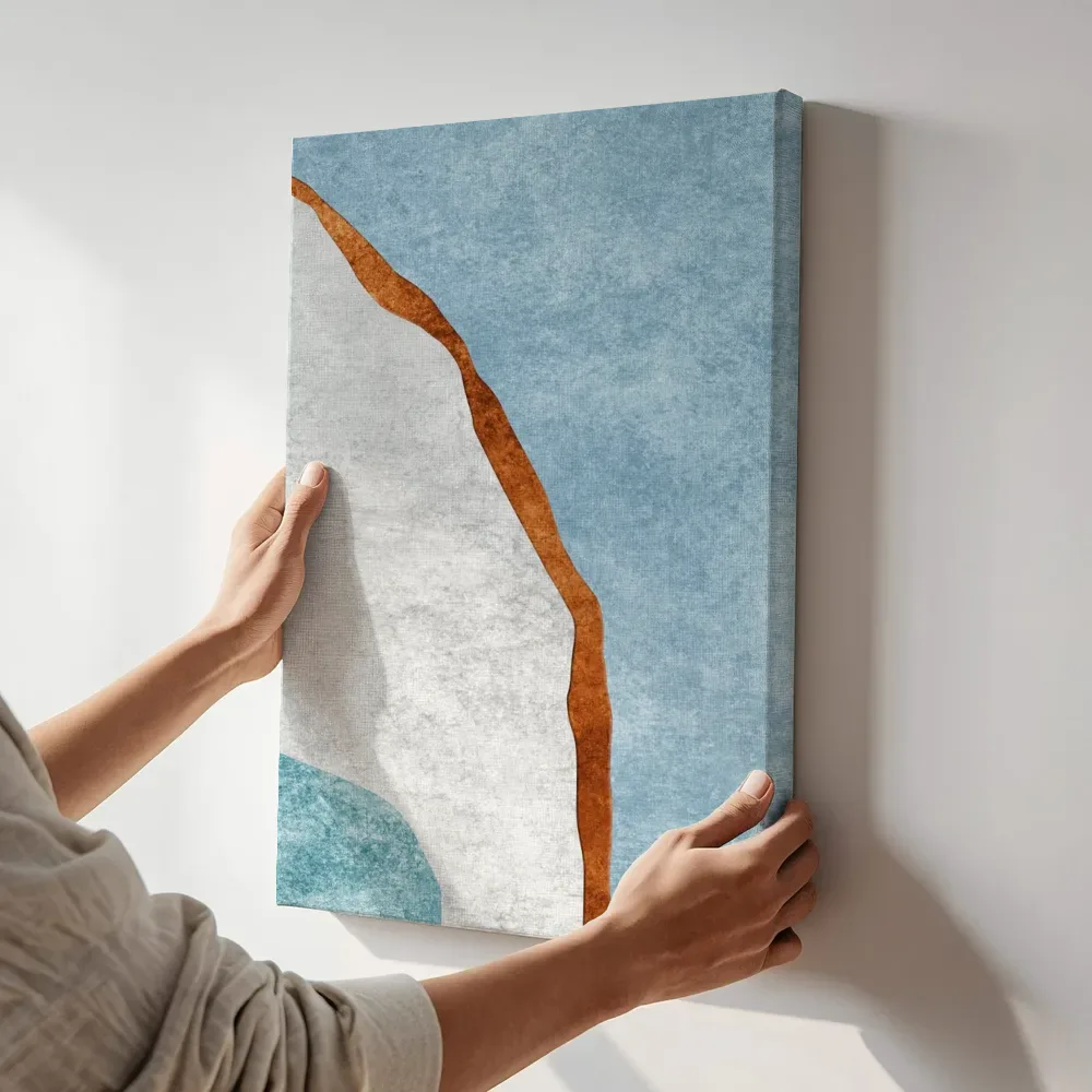 Sfeerimpressie: Marmeren vlakken in wit en turquoise met koperlijn terwijl het aan de muur wordt gehangen