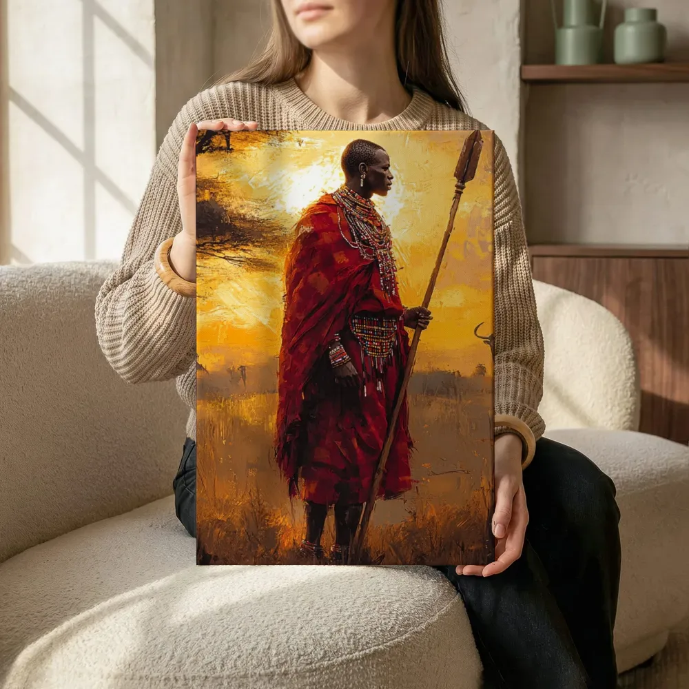 Sfeerimpressie: Maasai krijger in rode mantel bij zonsondergang terwijl het zittend wordt getoond