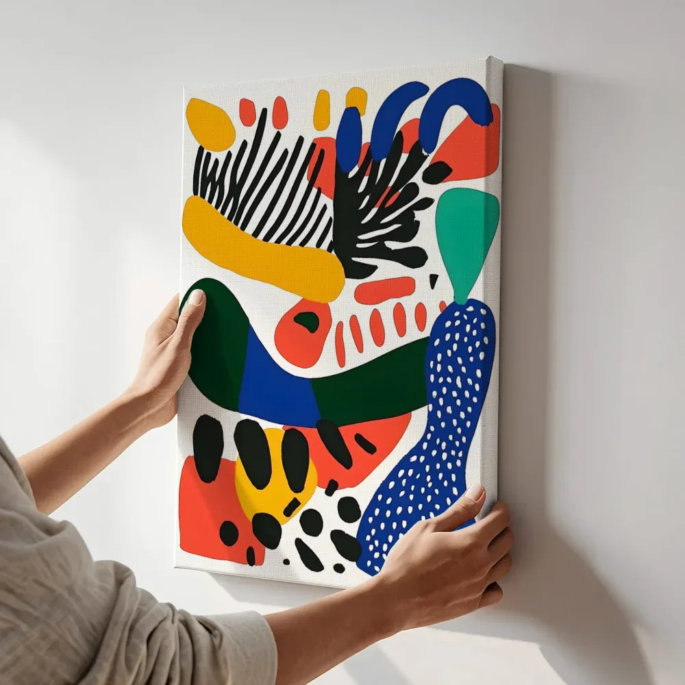 Sfeerimpressie: Matisse-stijl collage in geel, zwart en teal terwijl het aan de muur wordt gehangen