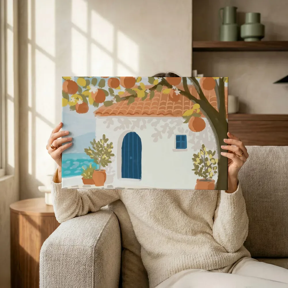 Sfeerimpressie: Mediterraans huis met sinaasappelboom terwijl het omhoog wordt gehouden