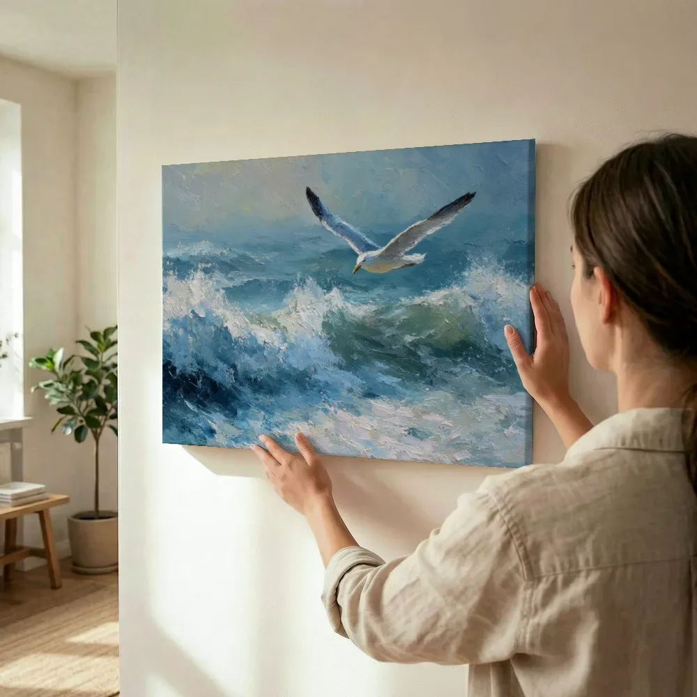 Sfeerimpressie: Meeuw in vlucht boven woeste golven terwijl het wordt opgehangen