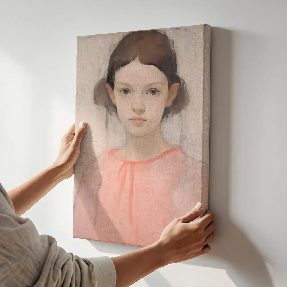 Sfeerimpressie: Meisje in koraalroze blouse terwijl het aan de muur wordt gehangen