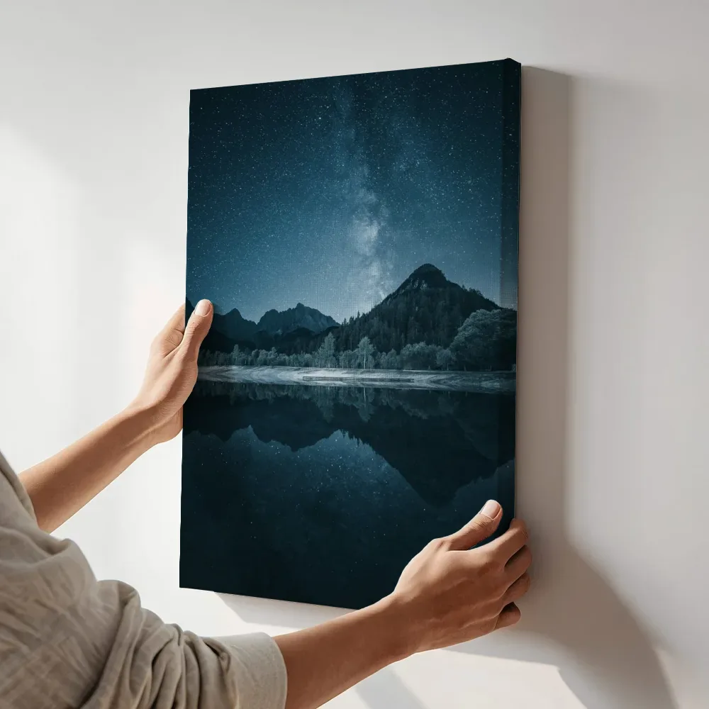 Sfeerimpressie: Melkweg boven het stille meer terwijl het aan de muur wordt gehangen