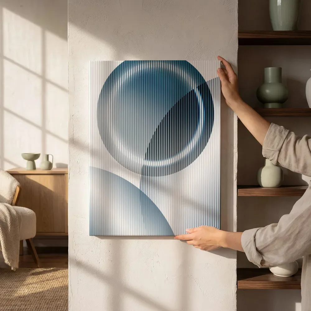 Sfeerimpressie: Metallic bol in blauw en grijs naast de kast