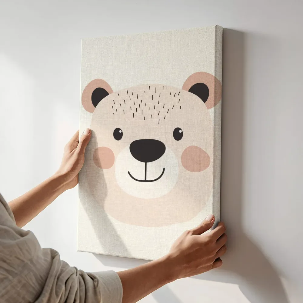 Sfeerimpressie: Minimalistisch beertje terwijl het aan de muur wordt gehangen