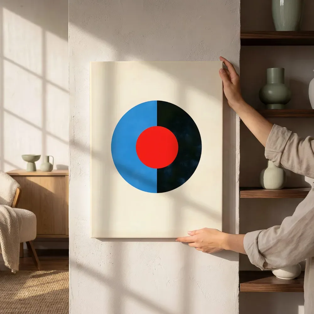 Sfeerimpressie: Minimalistisch doelwit in rood en blauw naast de kast