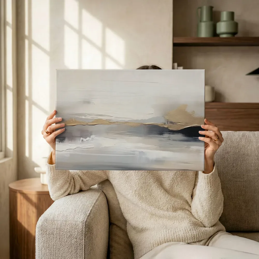 Sfeerimpressie: Minimalistisch waterlandschap met gouden horizon terwijl het omhoog wordt gehouden