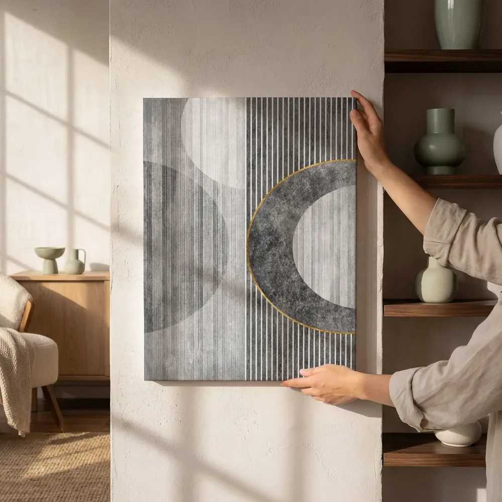 Sfeerimpressie: Minimalistische cirkel met gouden ring naast de kast