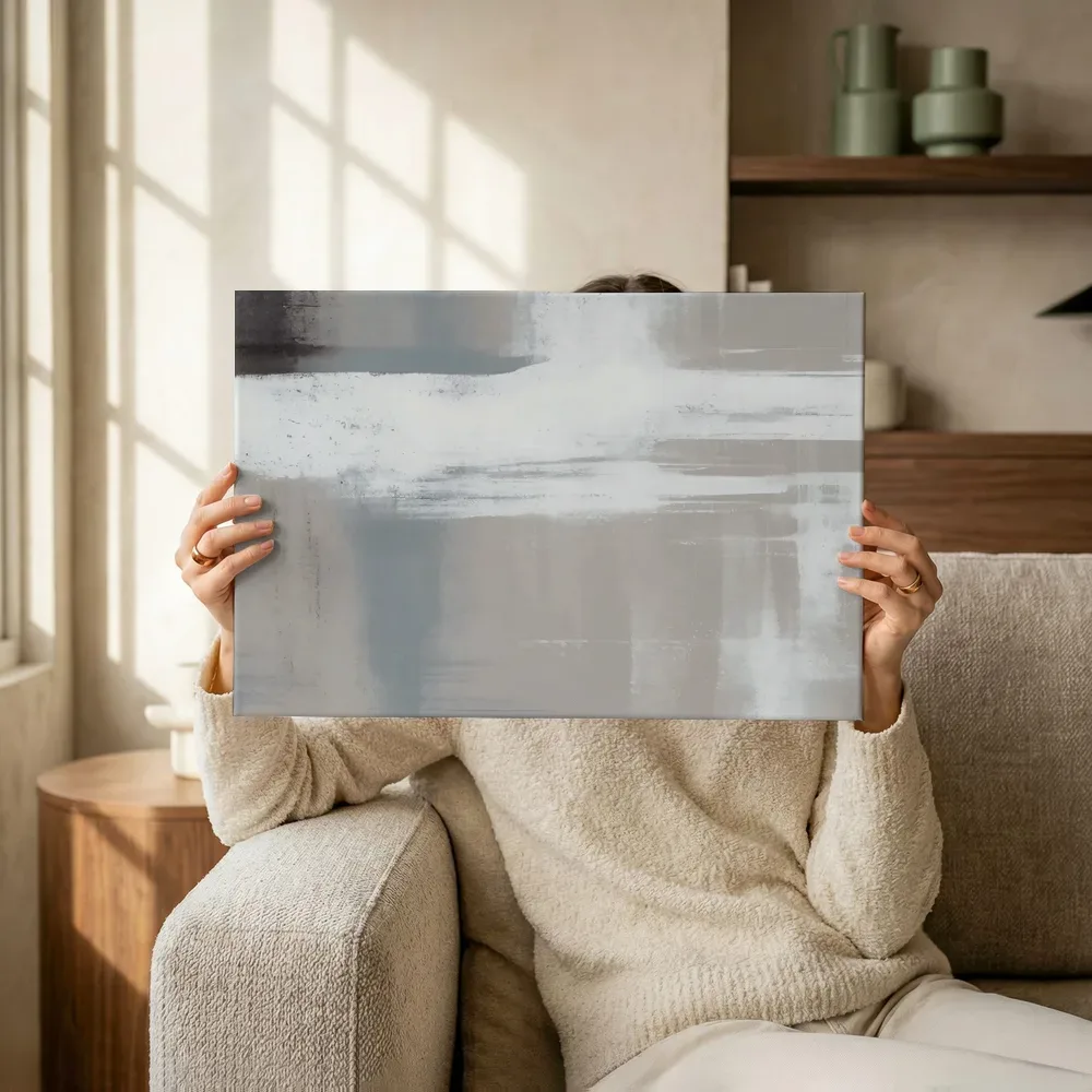 Sfeerimpressie: Minimalistische kleurvlakken in taupe en wit terwijl het omhoog wordt gehouden
