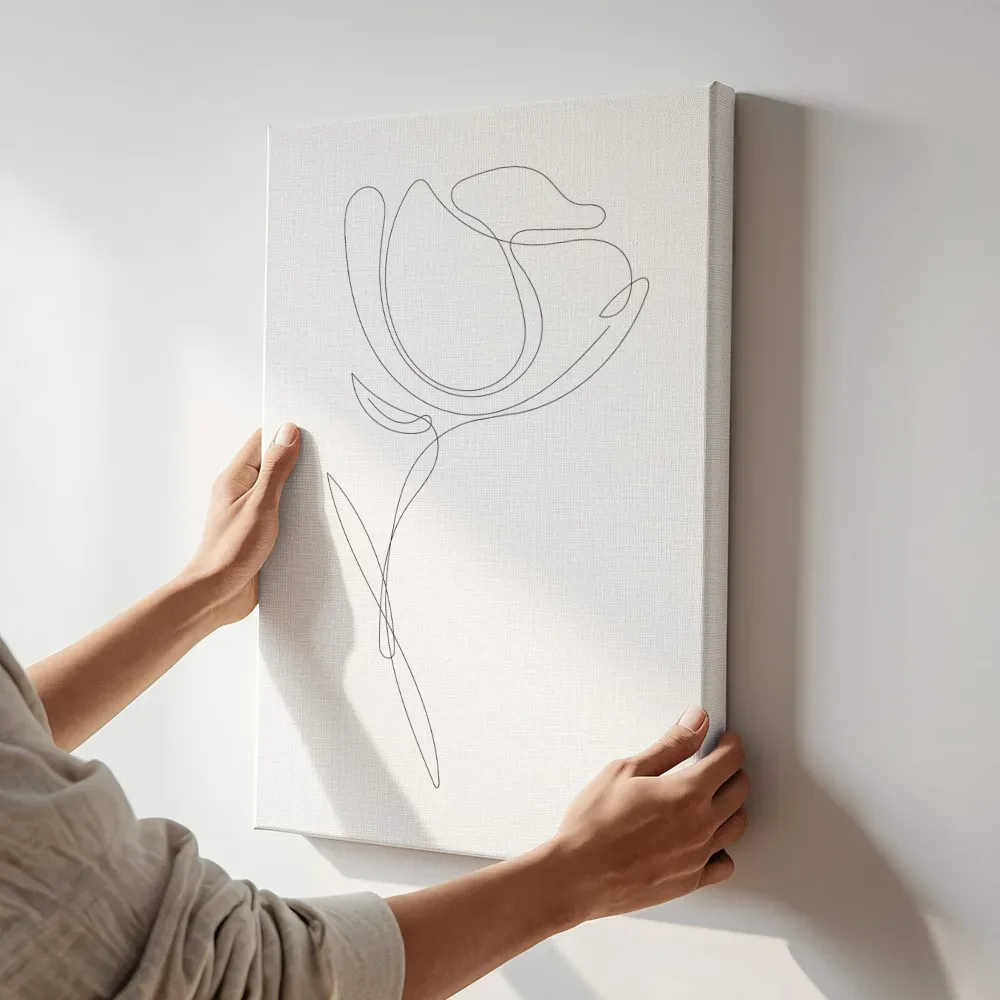 Sfeerimpressie: Minimalistische lijntekening van een roos naast de kast