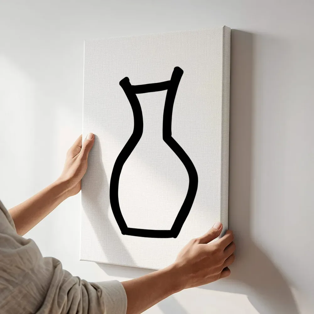 Sfeerimpressie: Minimalistische vaas lijntekening terwijl het aan de muur wordt gehangen