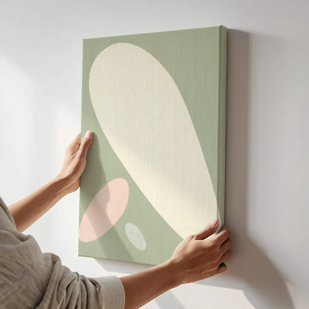 Sfeerimpressie: Minimalistische vormen in pastel terwijl het aan de muur wordt gehangen