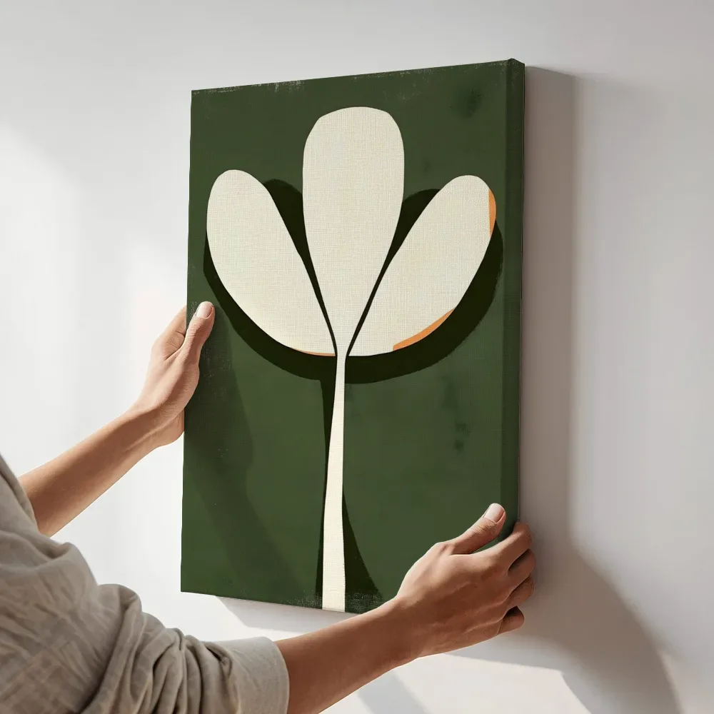 Sfeerimpressie: Minimalistische witte bloem op groen terwijl het aan de muur wordt gehangen