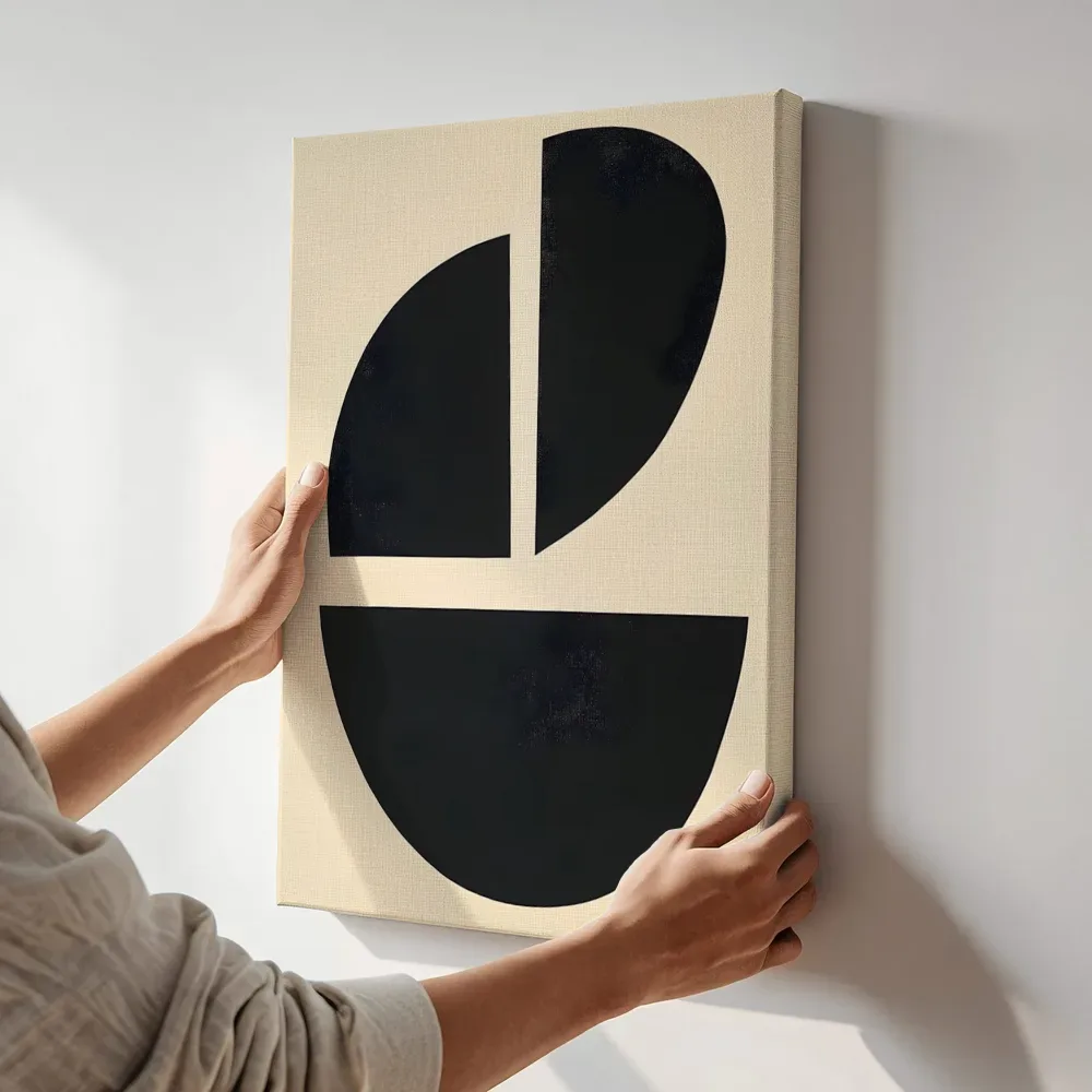 Sfeerimpressie: Minimalistische zwarte bladvormen terwijl het aan de muur wordt gehangen