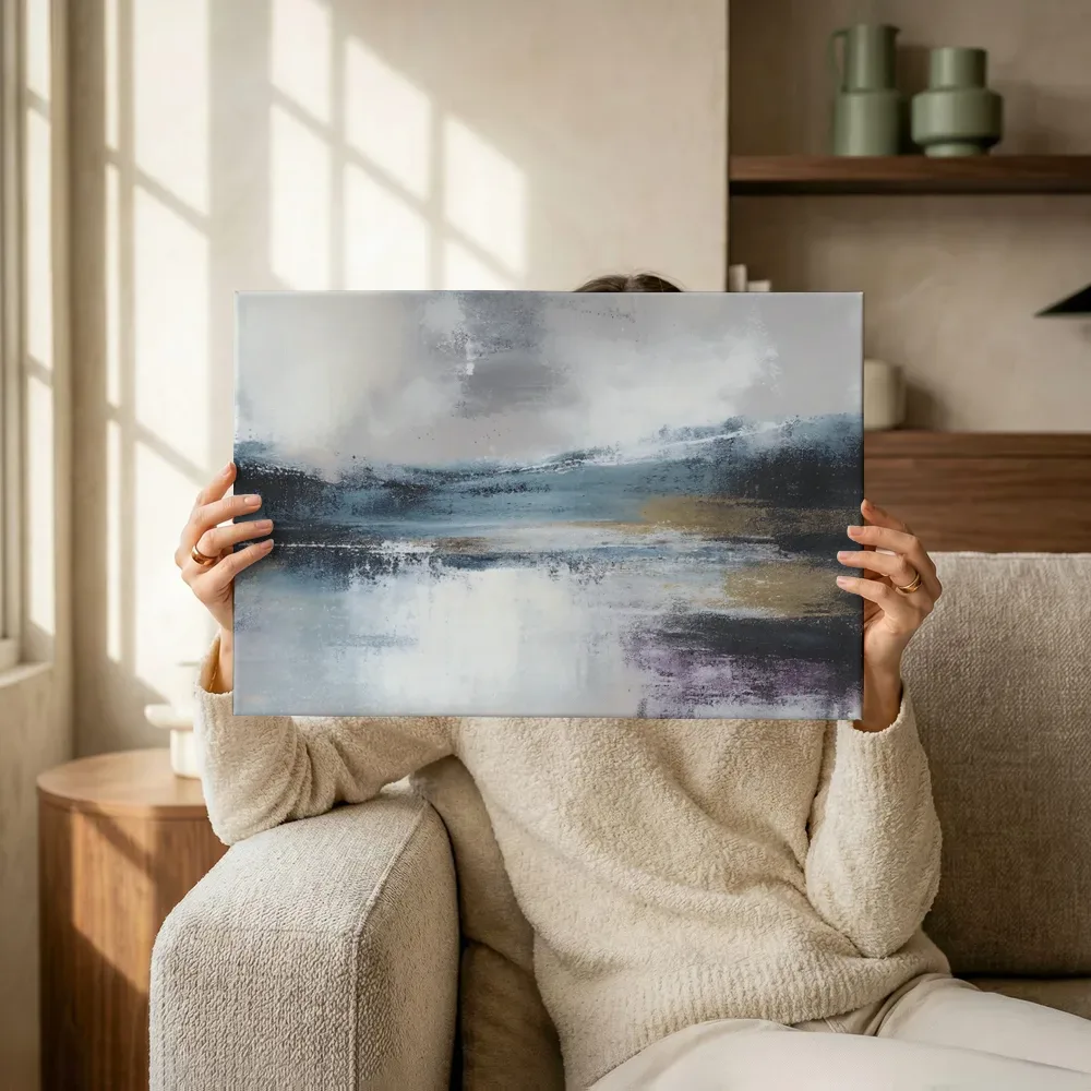 Sfeerimpressie: Mistig landschap in blauw en goud terwijl het omhoog wordt gehouden