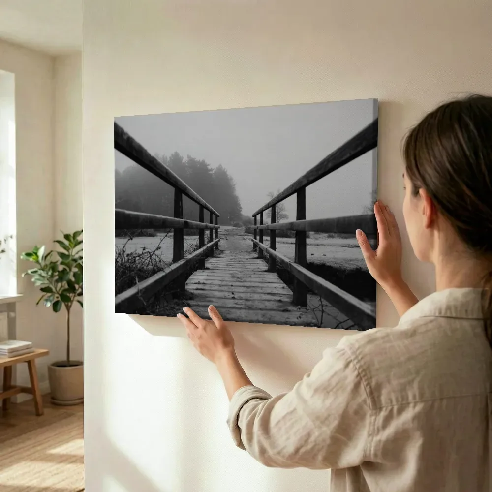 Sfeerimpressie: Mistige brug in zwart-wit terwijl het wordt opgehangen