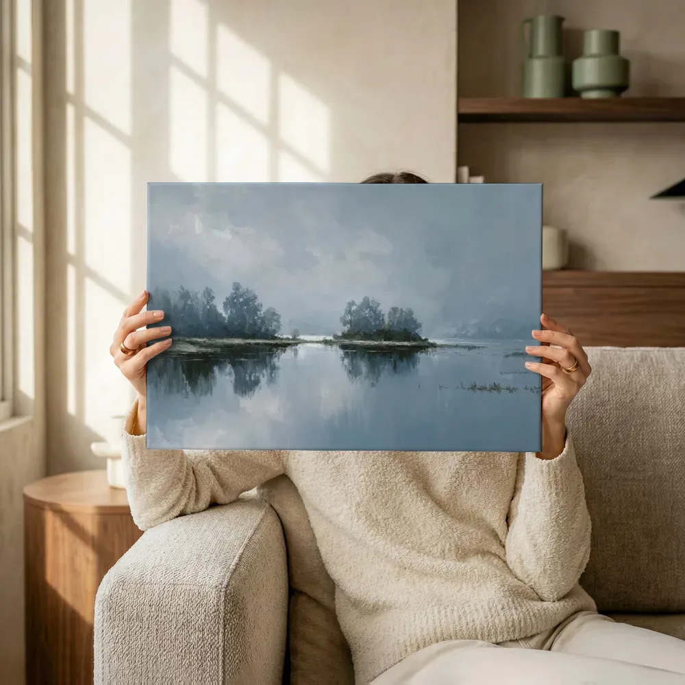 Sfeerimpressie: Mistige eilanden in stil water terwijl het omhoog wordt gehouden