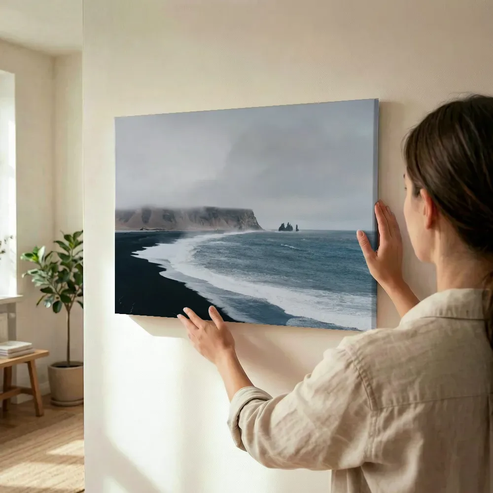 Sfeerimpressie: Zwart zandstrand met mist terwijl het wordt opgehangen