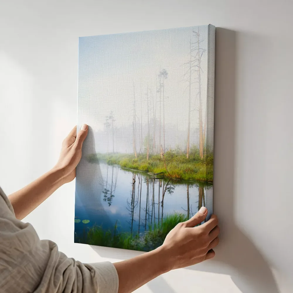 Sfeerimpressie: Mistige waterplas met kale bomen terwijl het aan de muur wordt gehangen
