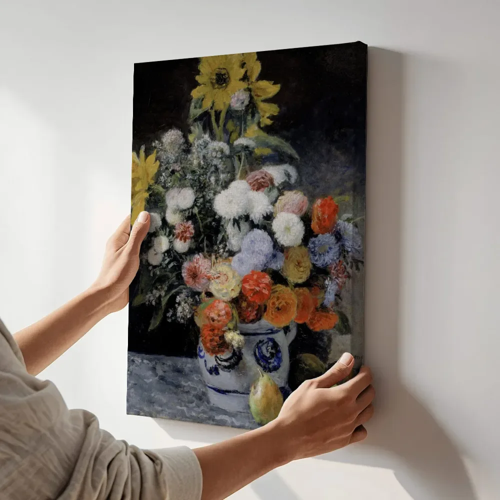 Sfeerimpressie: Gemengde bloemen in een aardewerken pot van Pierre-Auguste Renoir terwijl het aan de muur wordt gehangen