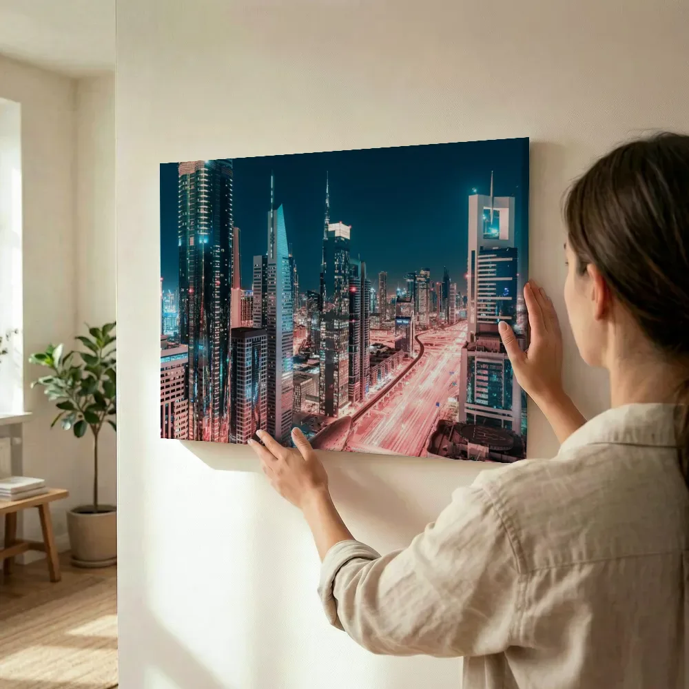 Sfeerimpressie: Moderne skyline bij nacht met lichtsporen terwijl het wordt opgehangen