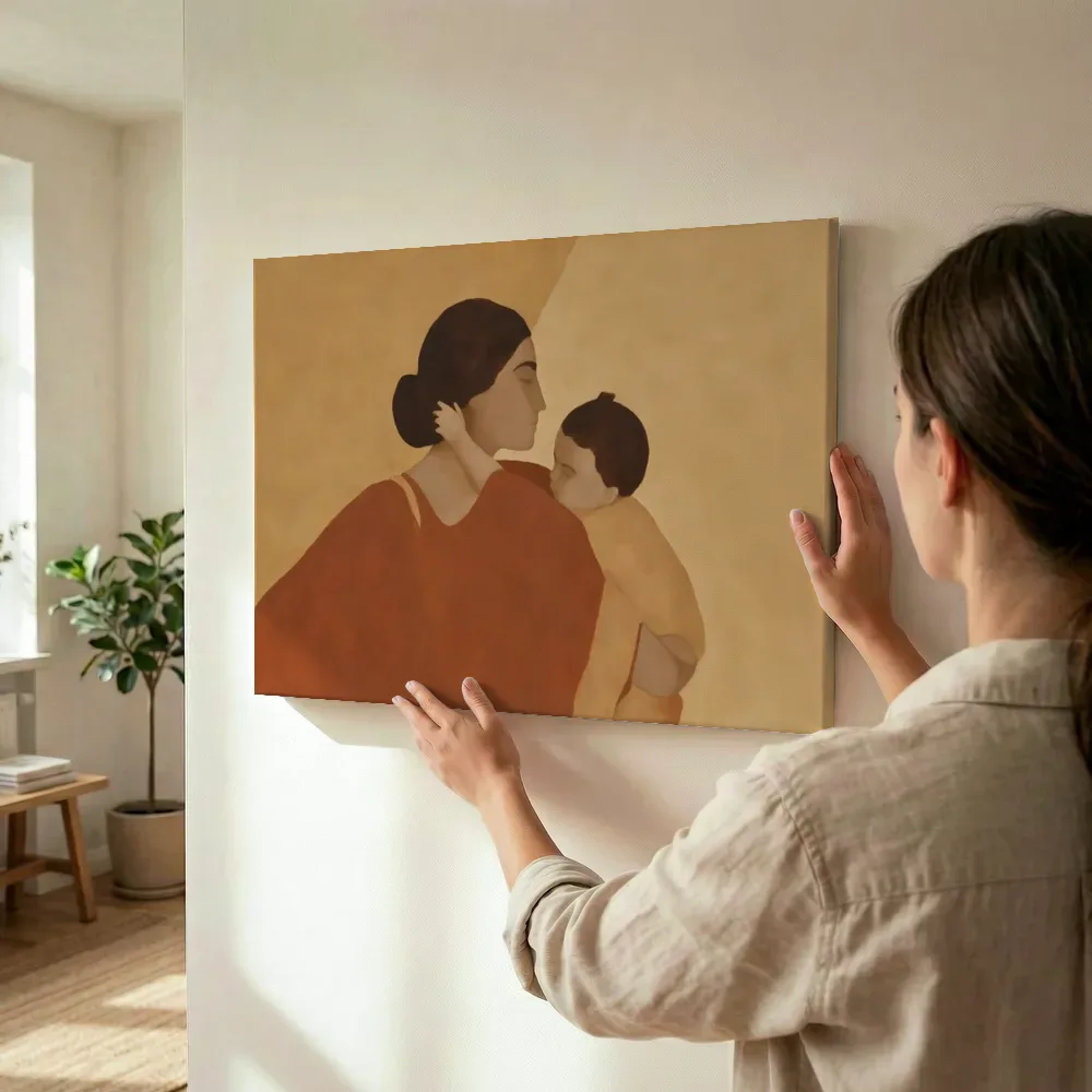 Sfeerimpressie: Moeder en kind in terracotta en zand terwijl het wordt opgehangen