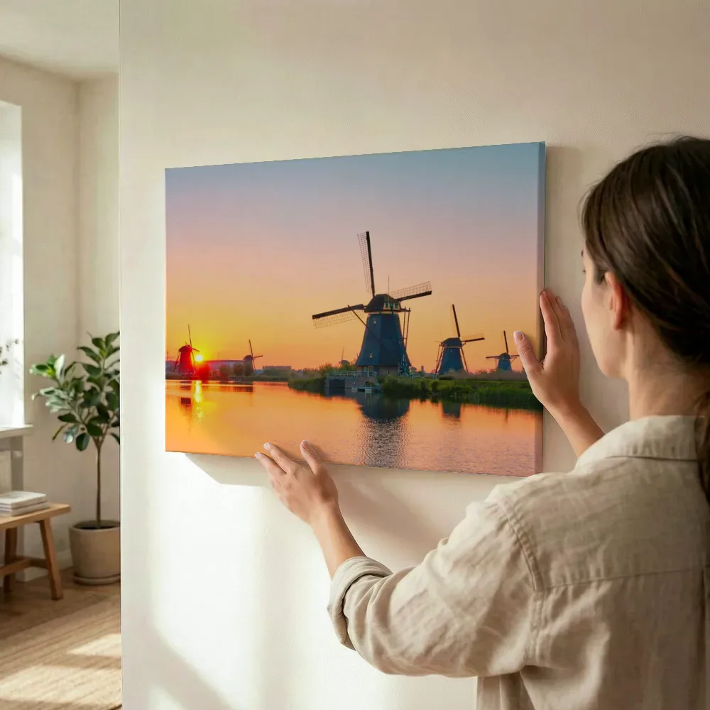 Sfeerimpressie: Molens van Kinderdijk bij ondergaande zon terwijl het wordt opgehangen