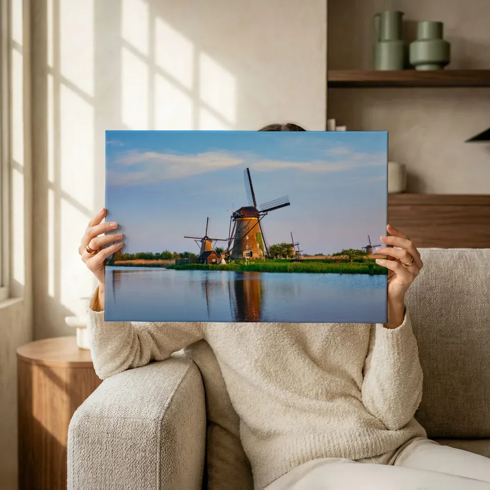Sfeerimpressie: Molens van Kinderdijk bij zonsondergang terwijl het omhoog wordt gehouden