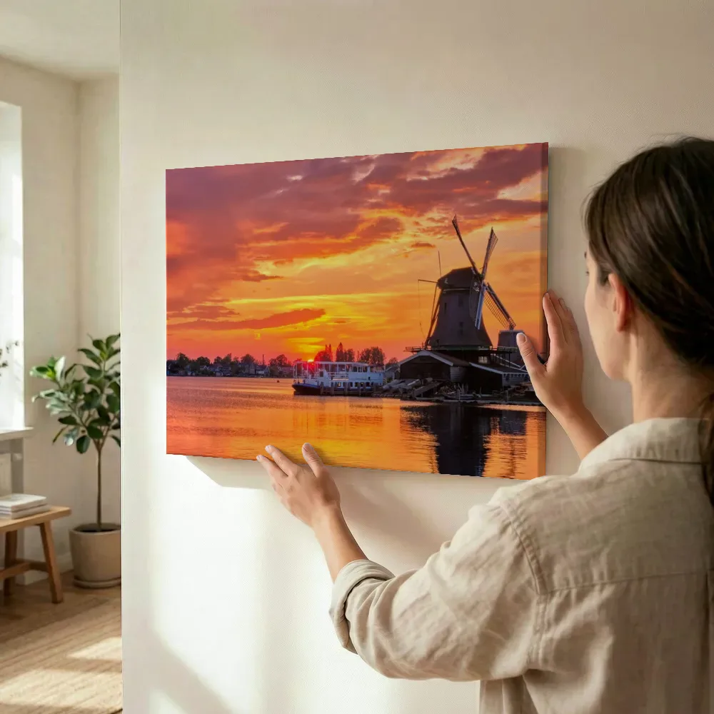 Sfeerimpressie: Molens aan het water bij vurige zonsondergang terwijl het wordt opgehangen