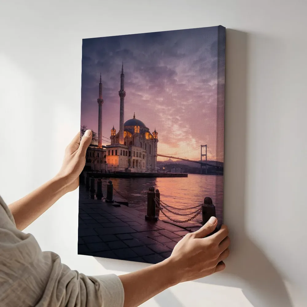 Sfeerimpressie: Moskee aan de Bosporus bij zonsondergang terwijl het aan de muur wordt gehangen