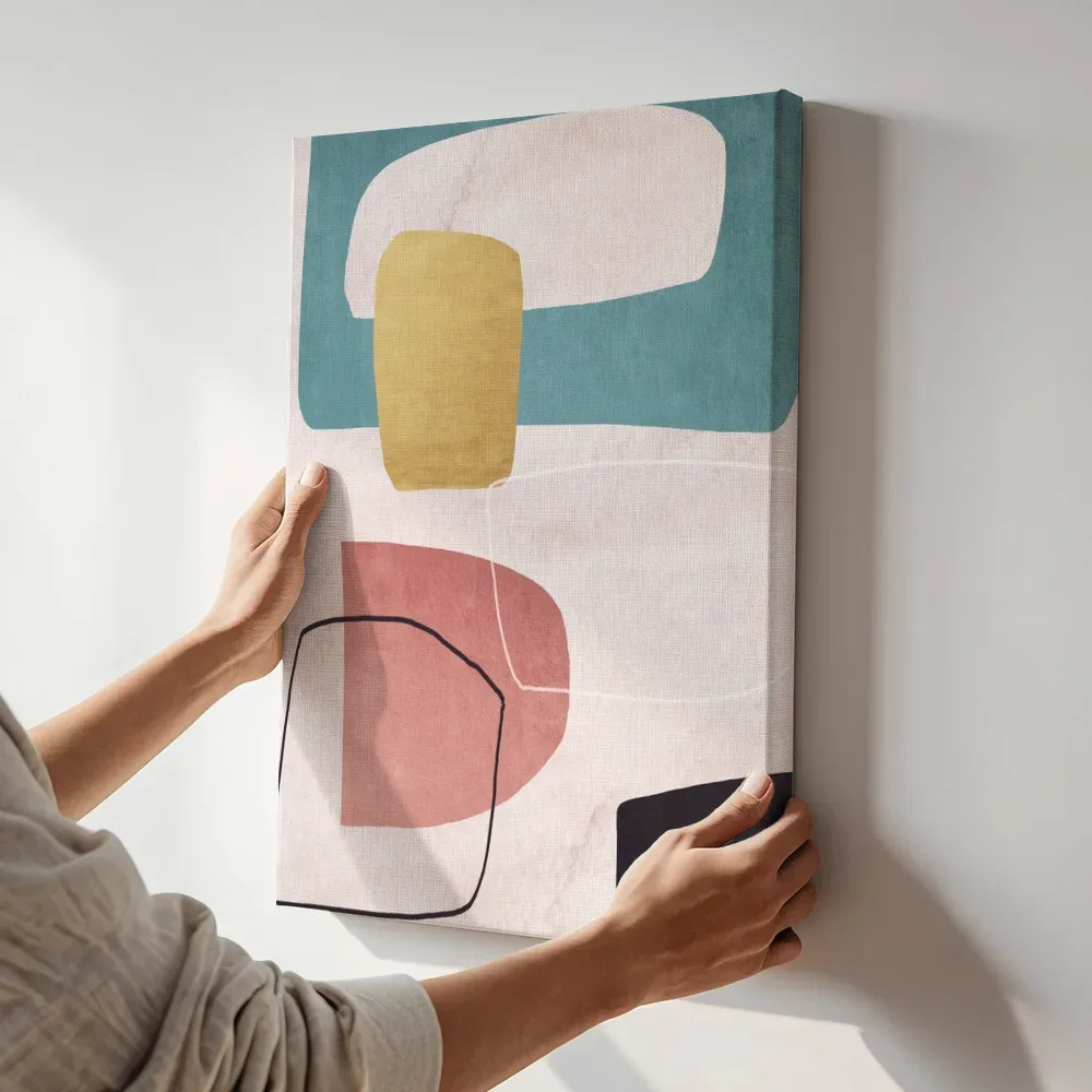 Sfeerimpressie: Mosterdgeel en roze vlakkencompositie terwijl het aan de muur wordt gehangen